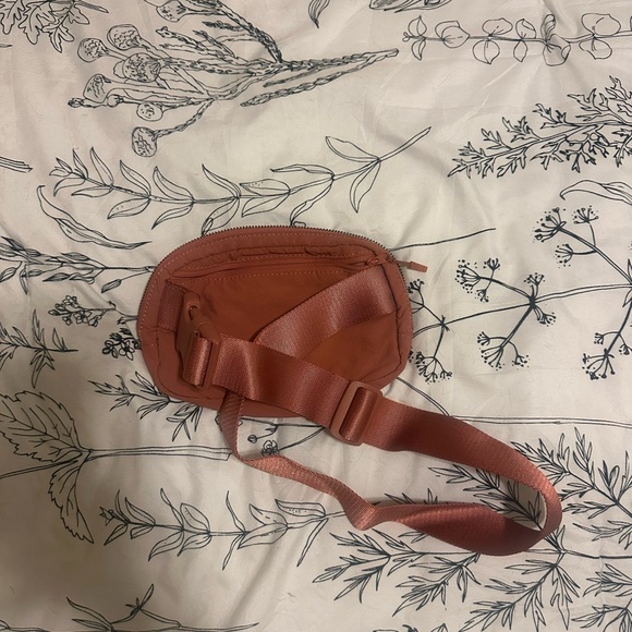 Lululemon Everywhere Belt Bag 1L - Picture 2 of 3